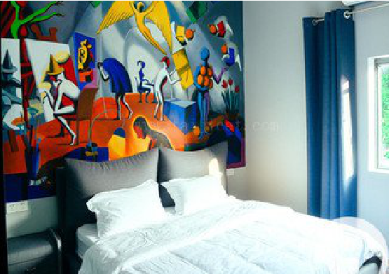 陆良对于酒店的墙体彩绘而言更注重哪些方面？